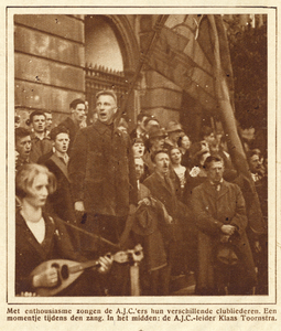 99009 Afbeelding van leden van de Arbeiders Jeugd Centrale (A.J.C.) die bij het Stadhuis socialistische liederen zingen ...